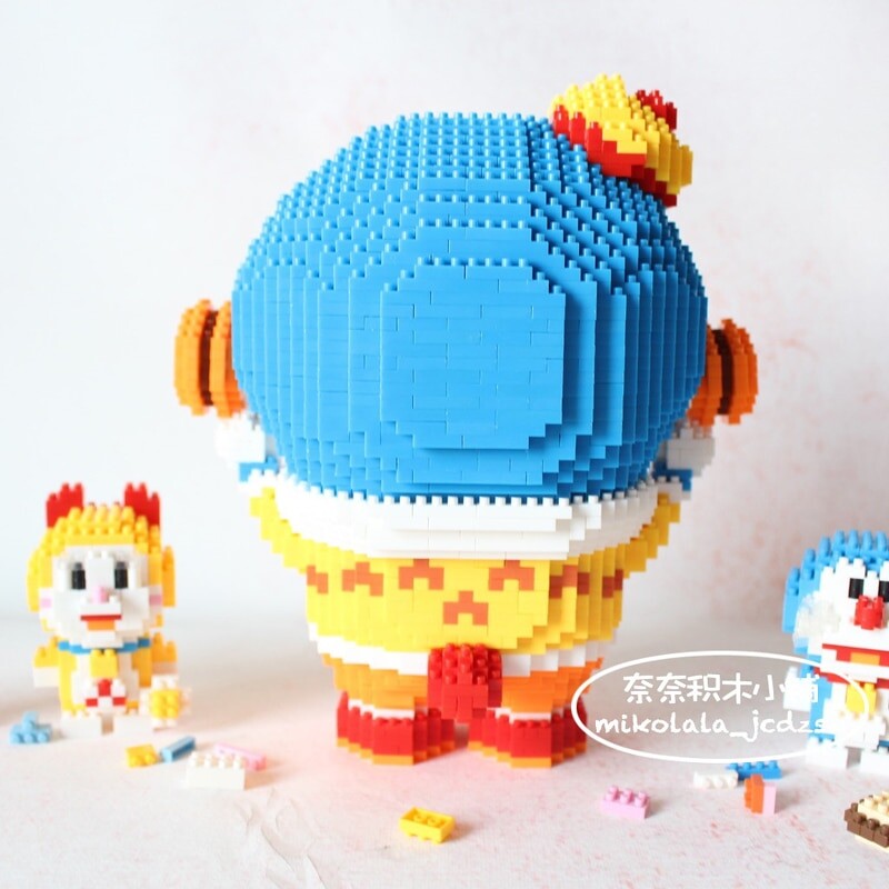 LBOYU 7097 Doraemon Holds Dorayaki