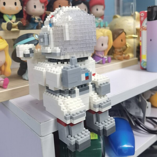 SC 8803-1 Astronaut with White Helmet