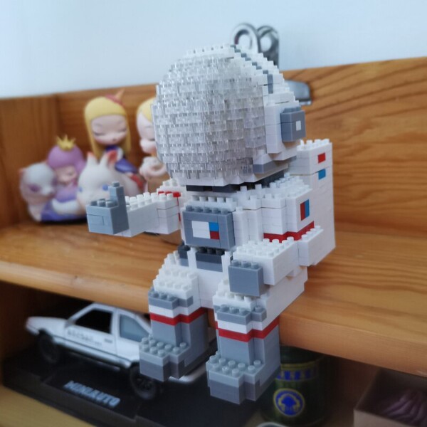 SC 8803-1 Astronaut with White Helmet