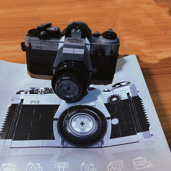 Lin 00846 Silver SLR Digital Camera