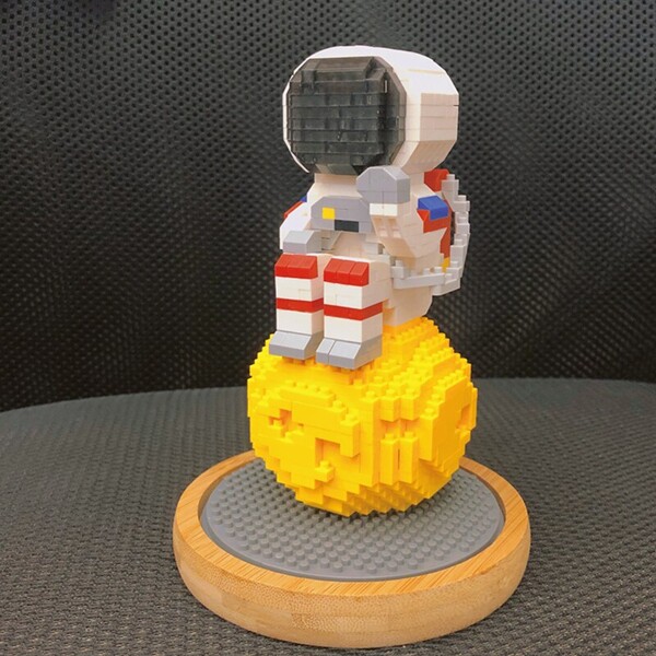 Wise Hawk 2684 Spaceman Thinking on the Moon