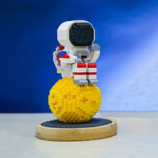 Wise Hawk 2684 Spaceman Thinking on the Moon