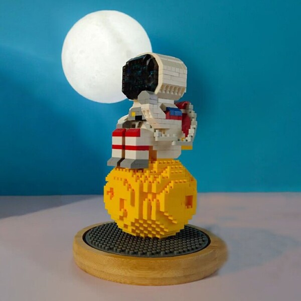 Wise Hawk 2684 Spaceman Thinking on the Moon