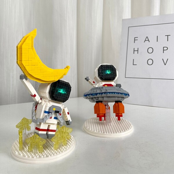 Wise Hawk 2692 Space Advanture Astronaut and Moon