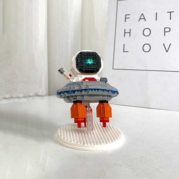 Wise Hawk 2694 Space Advanture Astronaut with UFO Fly Saucer