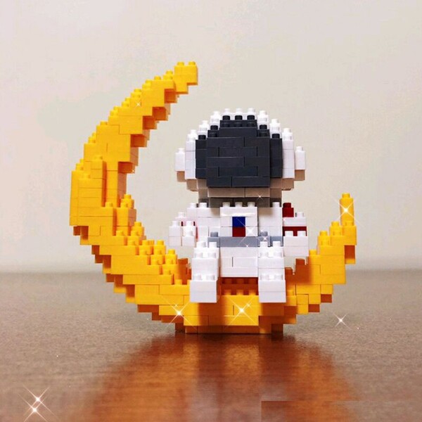 HC Magic 9041 Spaceman Sitting on Moon