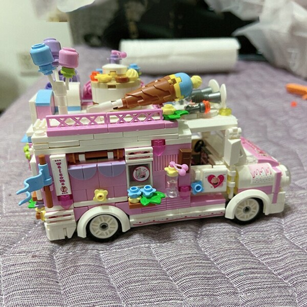 Lezi 00887 Dessert Candy Car with Balloon and Flower