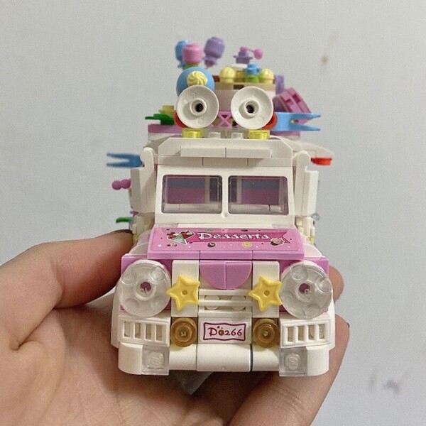 Lezi 00887 Dessert Candy Car with Balloon and Flower