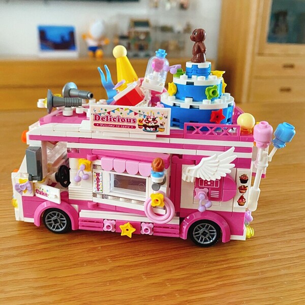 Lezi 00889 Food Truck with Birthday Cake and Bear