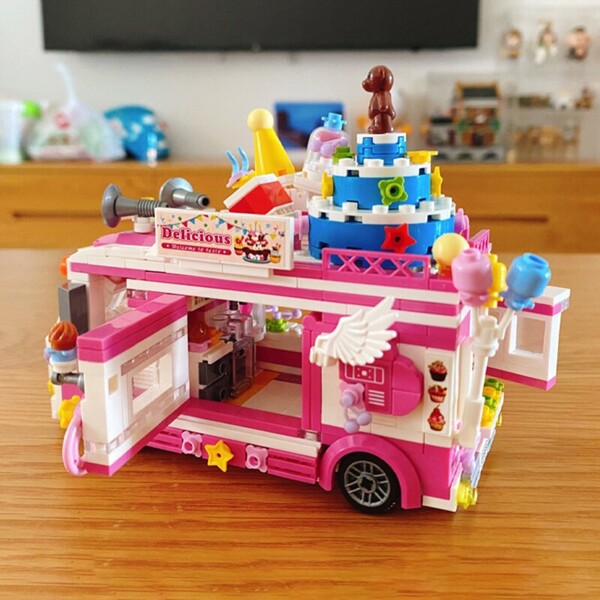 Lezi 00889 Food Truck with Birthday Cake and Bear