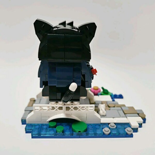LOZ 1664 Cat Doll Standing on Bridge