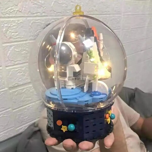 Hsanhe D001-1 Astronaut and Shuttle in Crystal Ball with LED Light