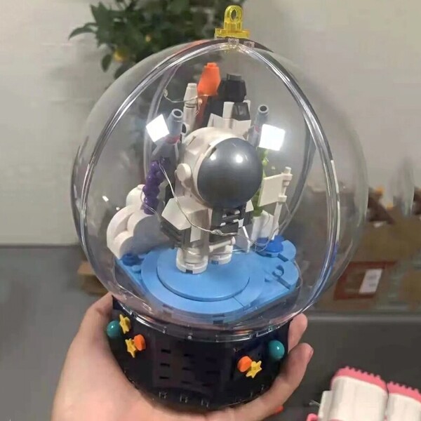 Hsanhe D001-1 Astronaut and Shuttle in Crystal Ball with LED Light