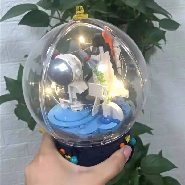 Hsanhe D001-1 Astronaut and Shuttle in Crystal Ball with LED Light