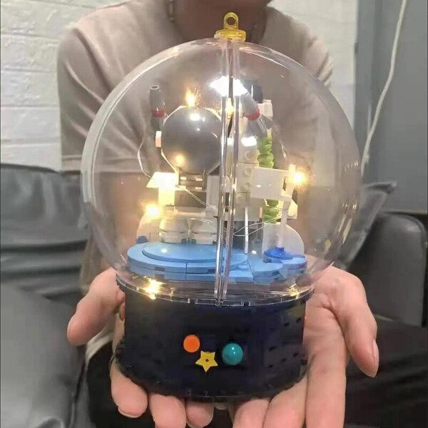 Hsanhe D001-1 Astronaut and Shuttle in Crystal Ball with LED Light