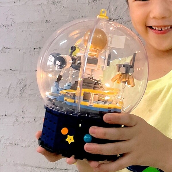 Hsanhe D001-2 Satellite Astronaut in Crystal Ball with LED Light
