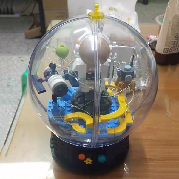 Hsanhe D001-2 Satellite Astronaut in Crystal Ball with LED Light