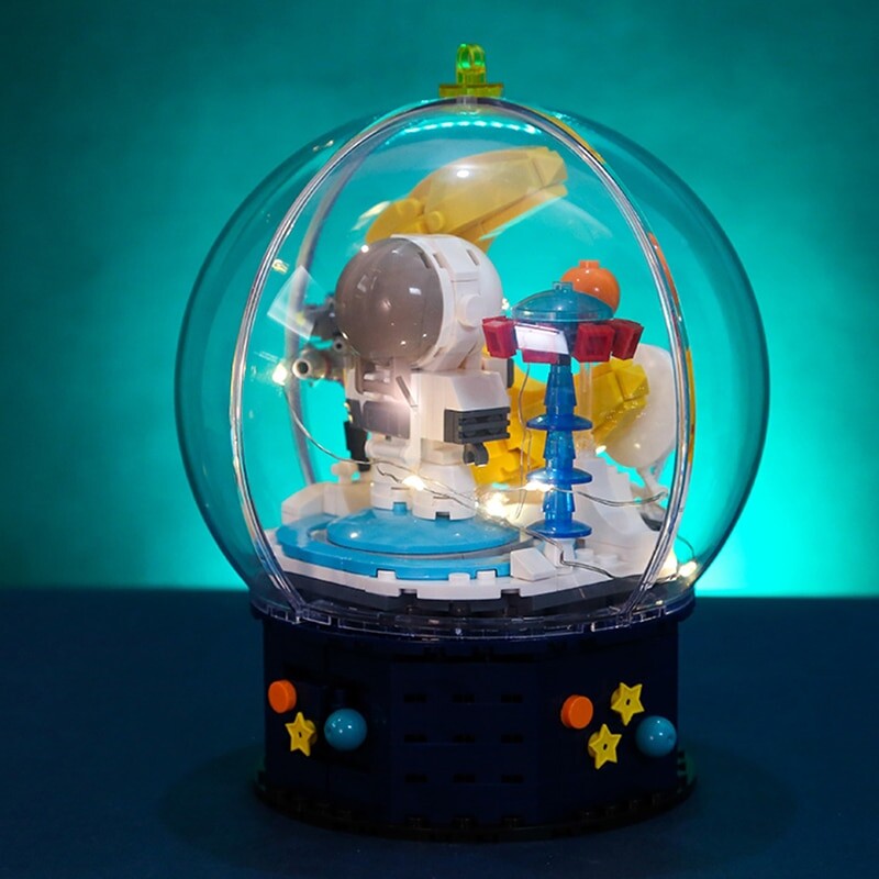 Hsanhe D001-4 Astronaut and Moon in Crystal Ball with LED Light