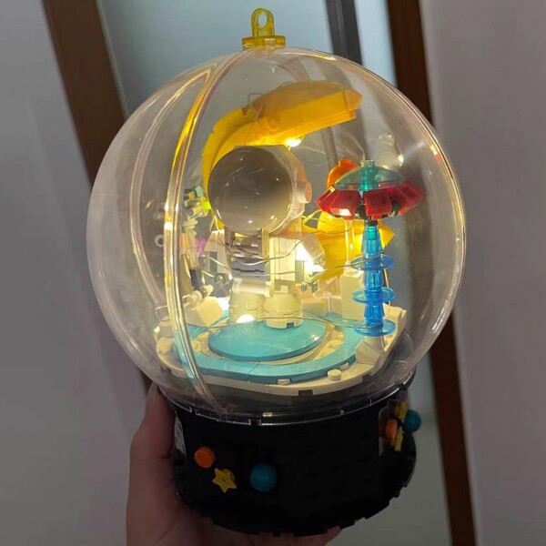 Hsanhe D001-4 Astronaut and Moon in Crystal Ball with LED Light