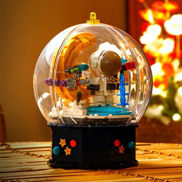 Hsanhe D001-4 Astronaut and Moon in Crystal Ball with LED Light