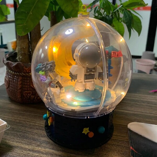 Hsanhe D001-4 Astronaut and Moon in Crystal Ball with LED Light