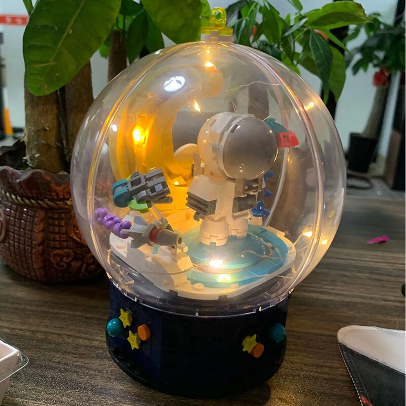 Hsanhe D001-4 Astronaut and Moon in Crystal Ball with LED Light
