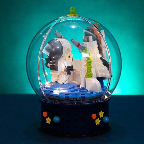 Hsanhe D001 Astronaut in Crystal Ball with LED Light