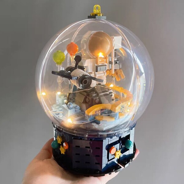 Hsanhe D001 Astronaut in Crystal Ball with LED Light