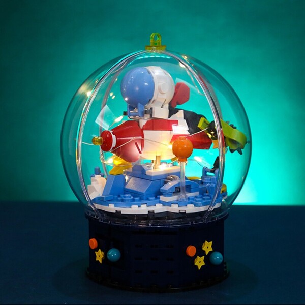 Hsanhe D001 Astronaut in Crystal Ball with LED Light