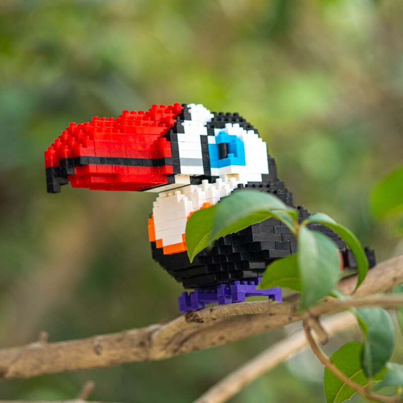 SC 8809-7 Animal World Red Toucan Fly Bird Parrot 3D