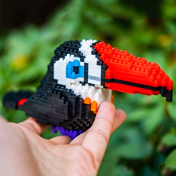 SC 8809-7 Animal World Red Toucan Fly Bird Parrot 3D