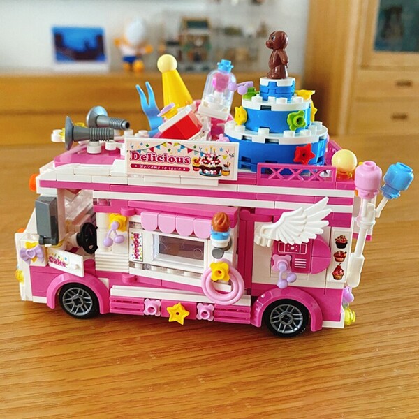 Lezi 00889 Bear Wedding Birthday Cake Car Food Truck Model