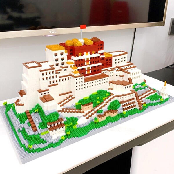 Lezi 8230 World Architecture Lhasa Potala Palace Flag Tree Model