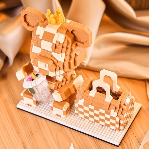 YP 6905 Crown Bear Animal Doll Coffee Drink Bag Pen Container Model