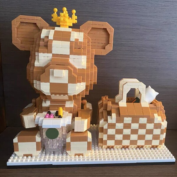 YP 6905 Crown Bear Animal Doll Coffee Drink Bag Pen Container Model